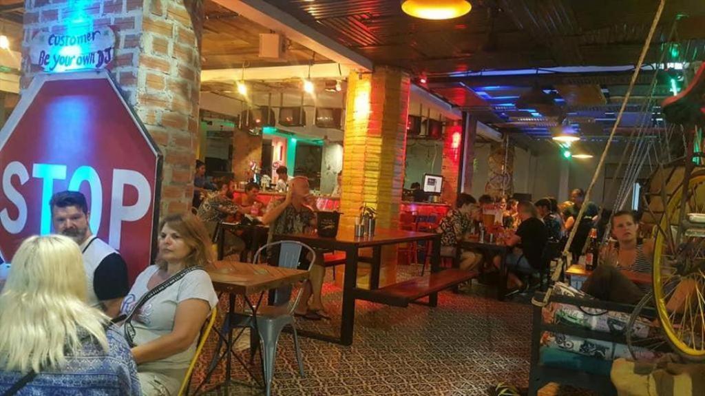 Route 66 Music Restaurant & Hostel Siem Reap Bagian luar foto