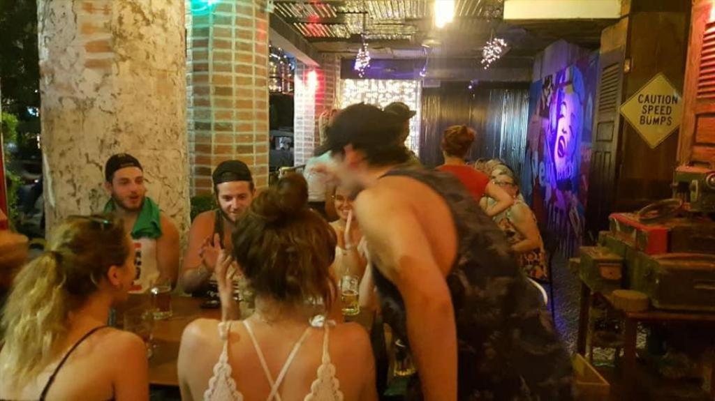 Route 66 Music Restaurant & Hostel Siem Reap Bagian luar foto
